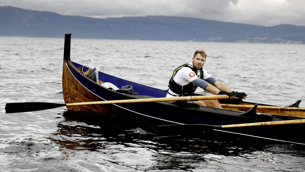 Robin Halsebakk i robåten han rodde fra Trondheim til Ålesund.