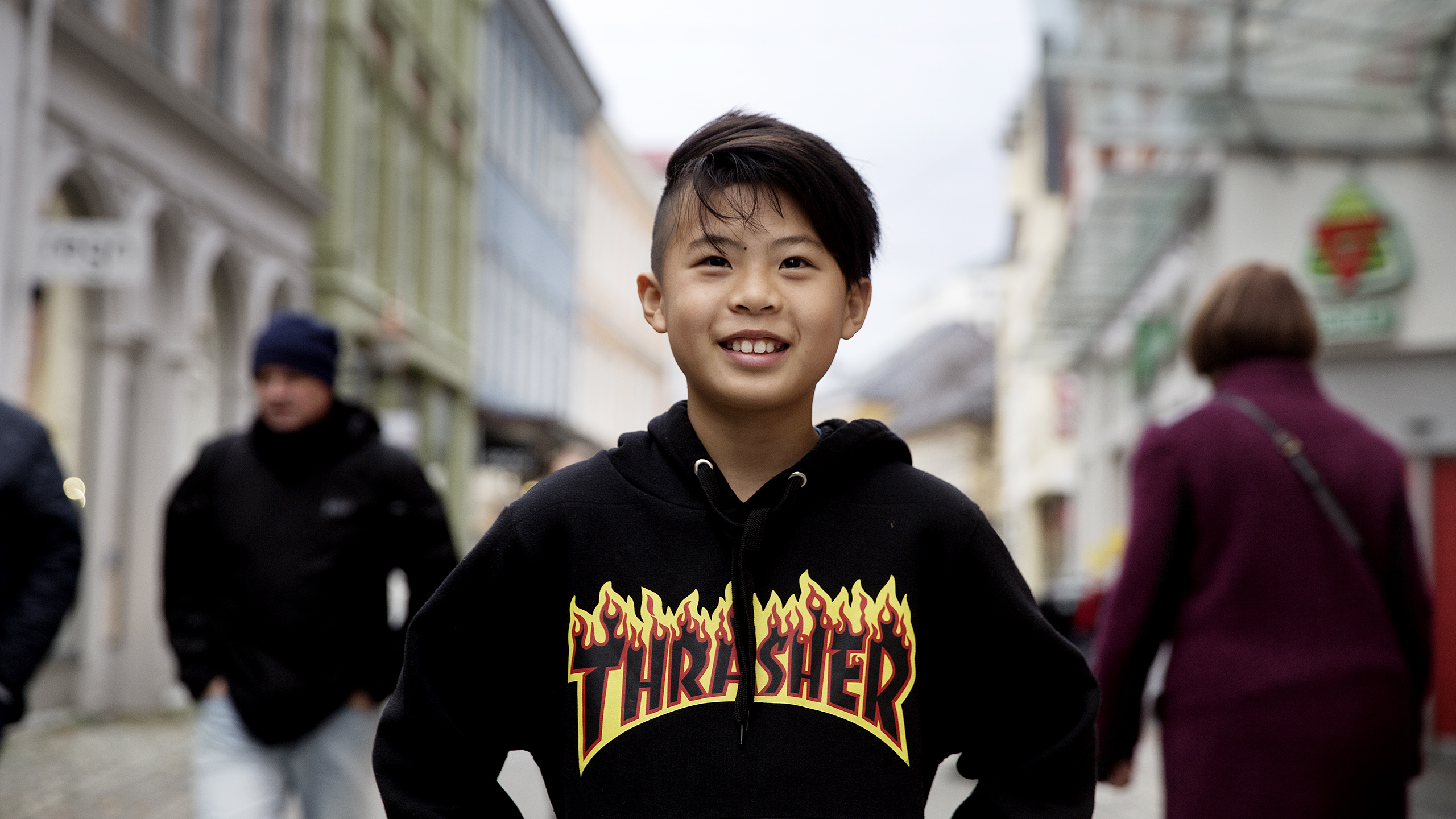 Nath An (11) poserer smilende i en gate i Bergen.