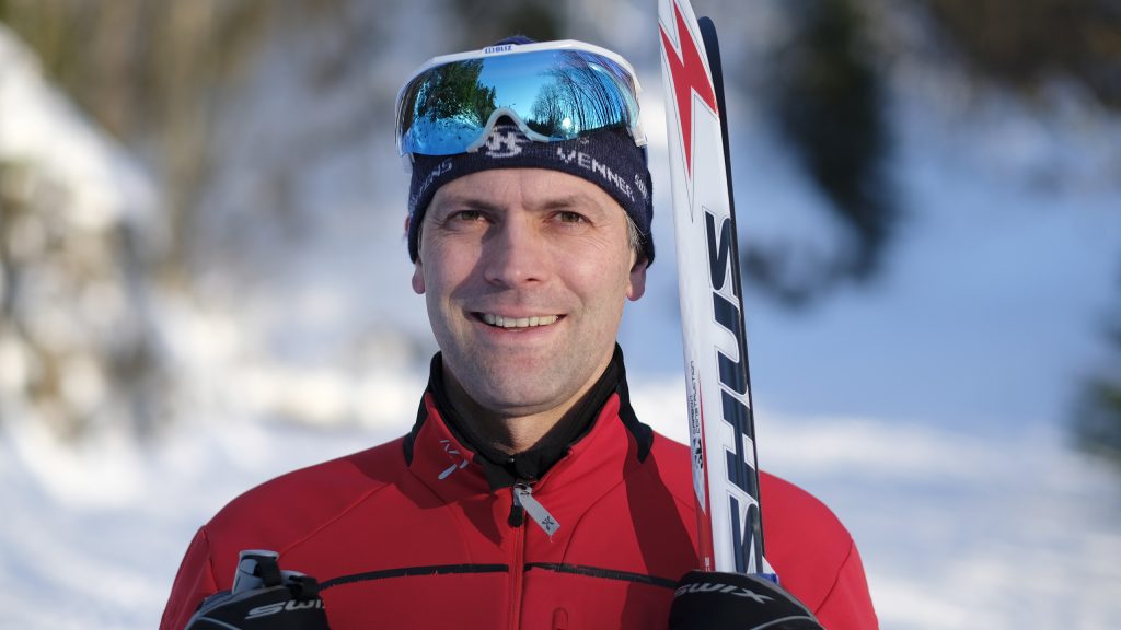 Lars Bestum med ski. Foto.