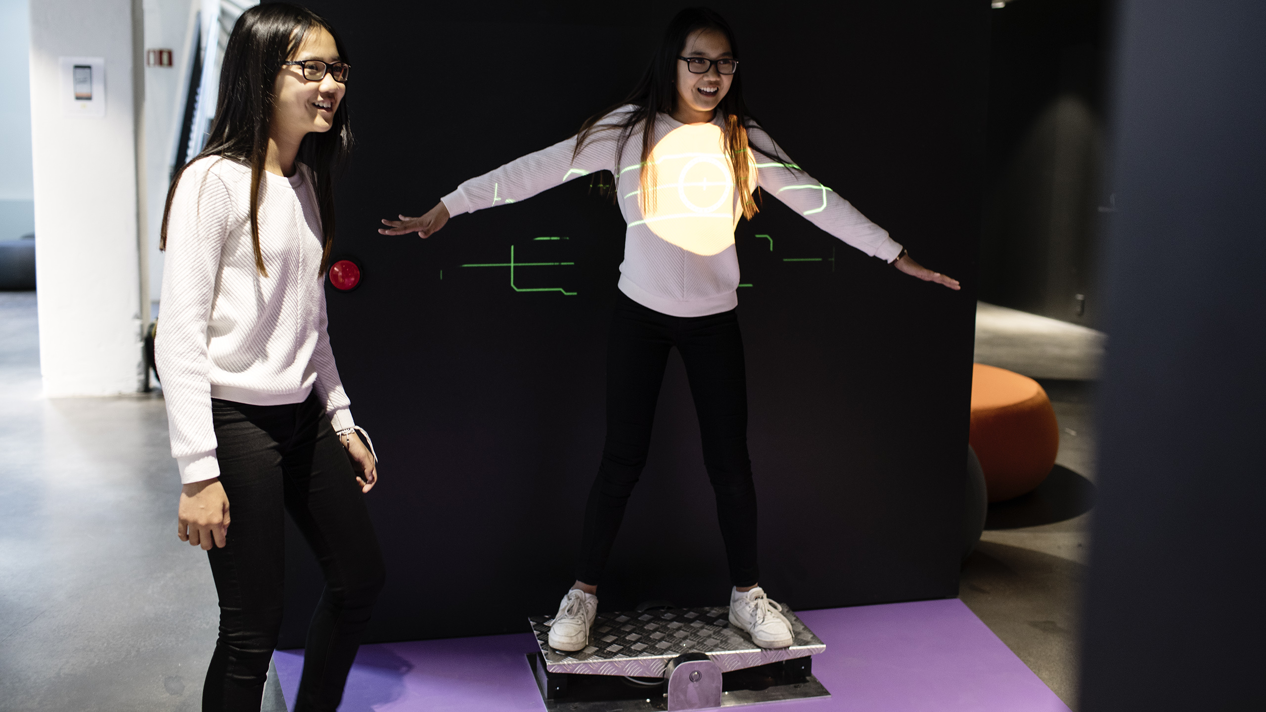 To jenter spiller et spill om strålebehandling. Foto.