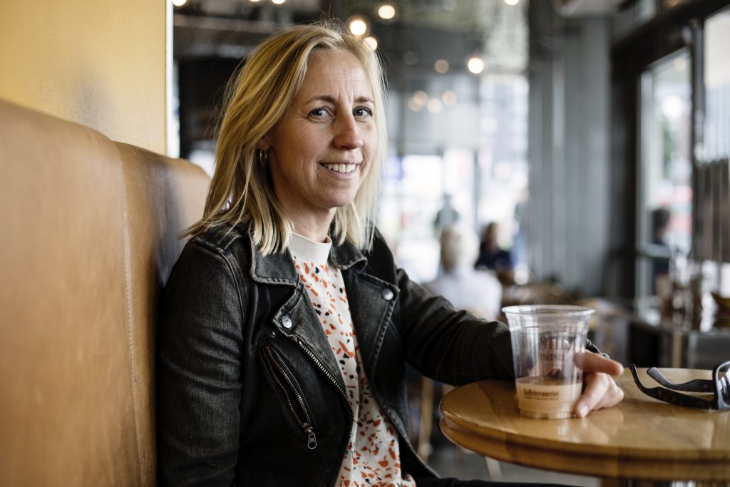 Tonje Rolland på kafe. Foto