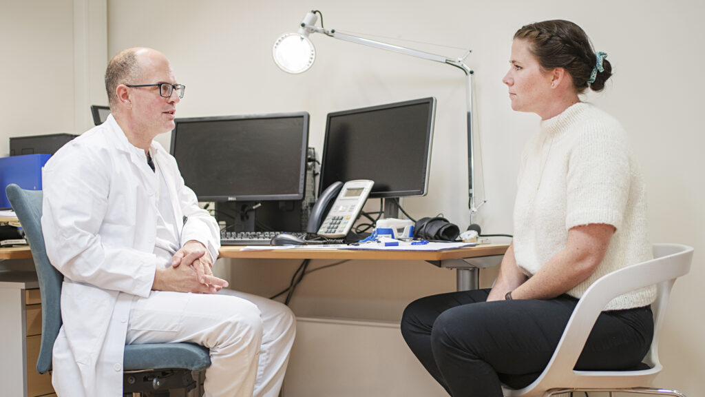 Lege Olav Danjani sammen med underviser i klinisk kommunikasjon Tonje Lundeby på et legekontor. Foto.