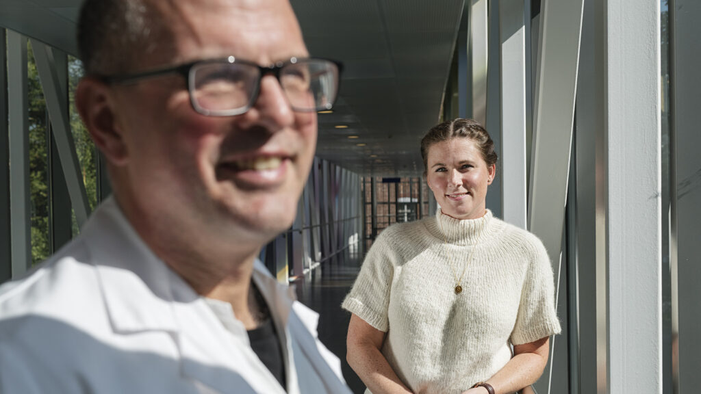Lege Olav Dajani står sammen med Tonje Lundeby i en gang på Ullevål sykehus. Foto.