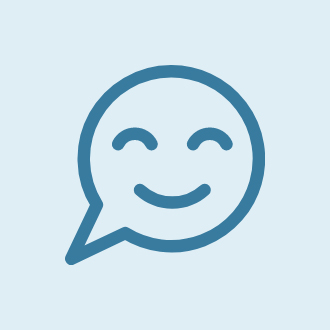 en blå snakkeboble med et smilende ansikt.