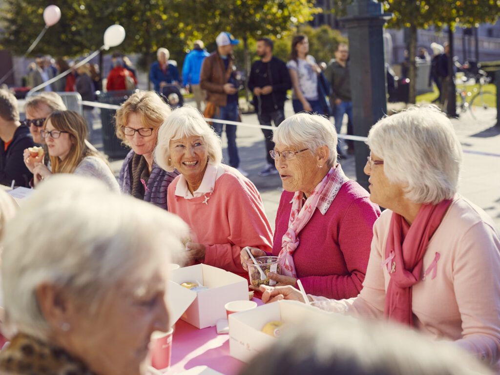 Eldre kvinner spiser sammen