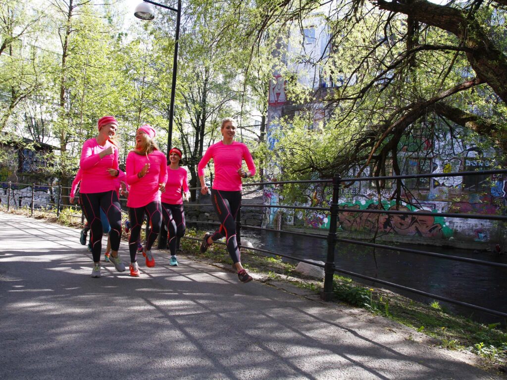En gjeng løper i rosa treningsklær.
