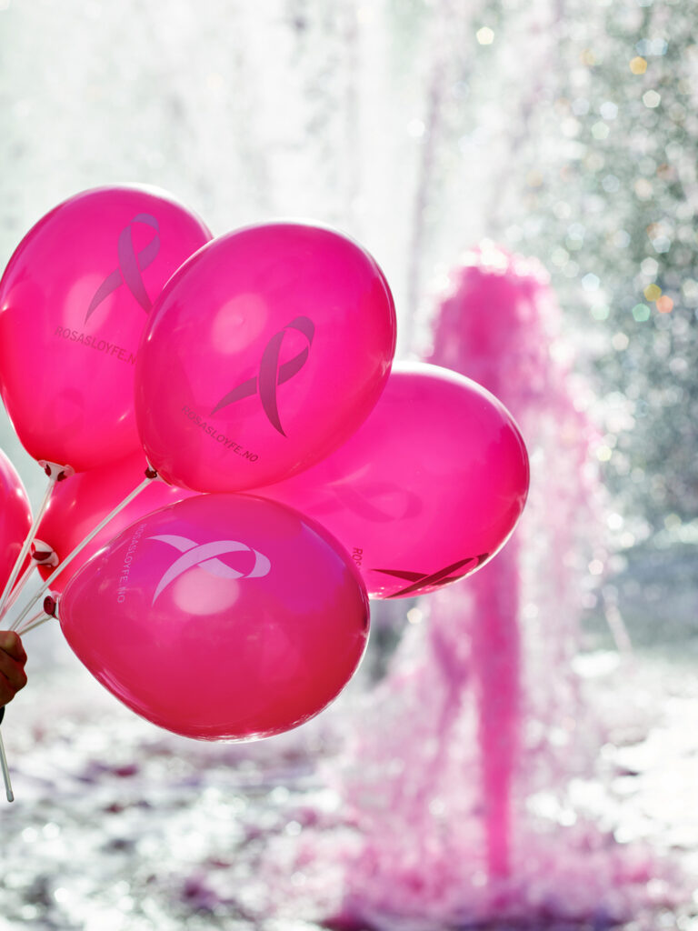 Stående bilde av rosa ballonger med Rosa sløyfe-logo