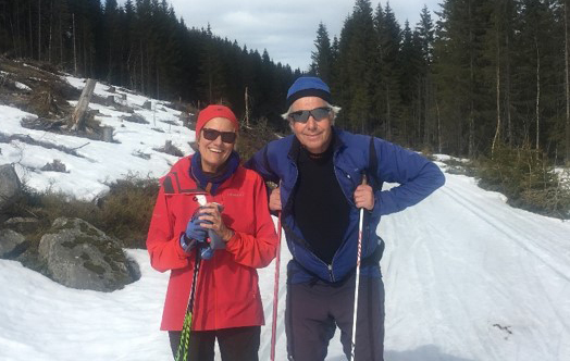 et par personer som går på ski