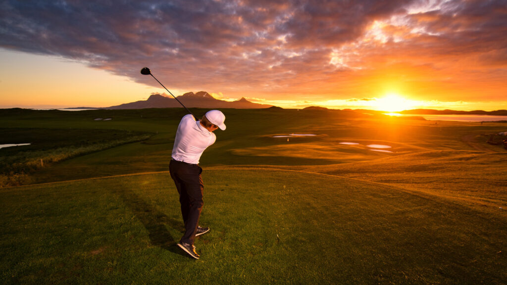 Golfspilling i solnedgang