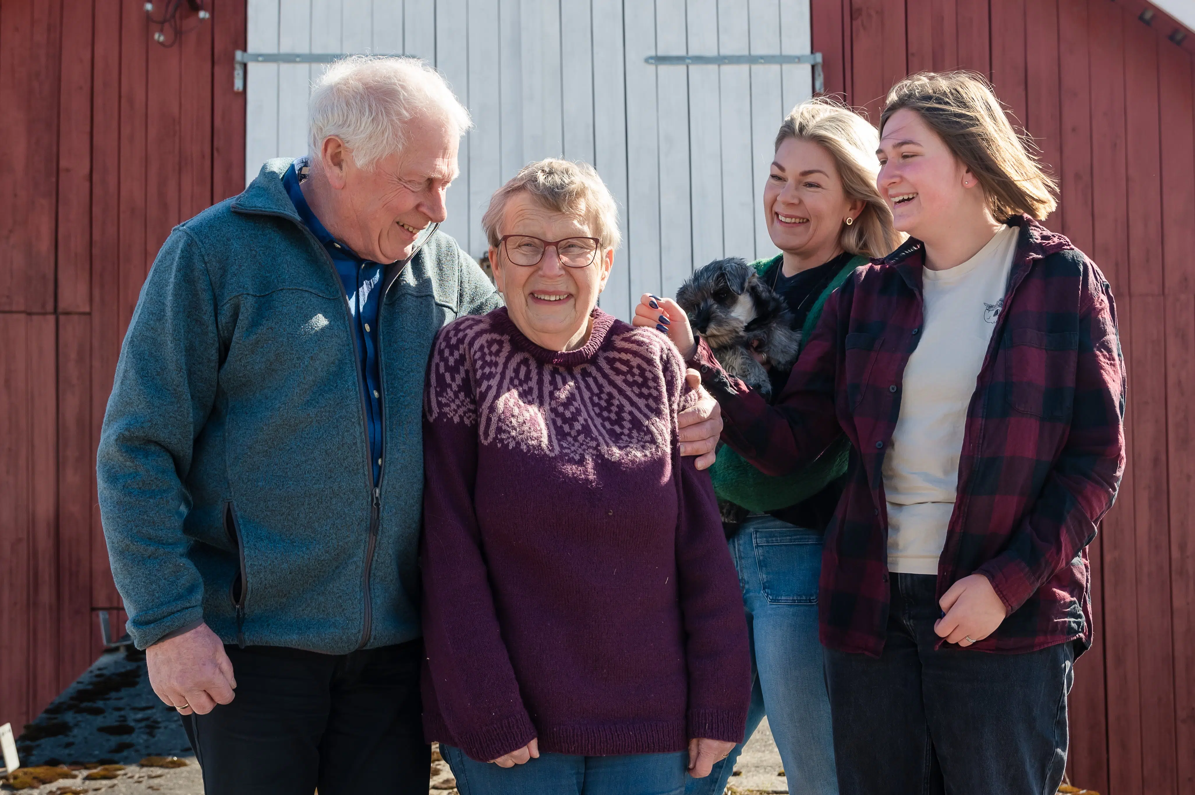 en gruppe mennesker som står ved siden av hverandre.