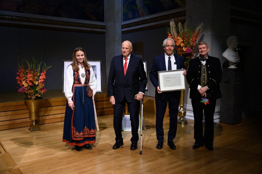 Bilde fra venstre:  Ingrid Stenstadvold Ross, generalsekretær, H.M. Kongen, prisvinner Bjarne Bogen og Styreleder Geir Riise .