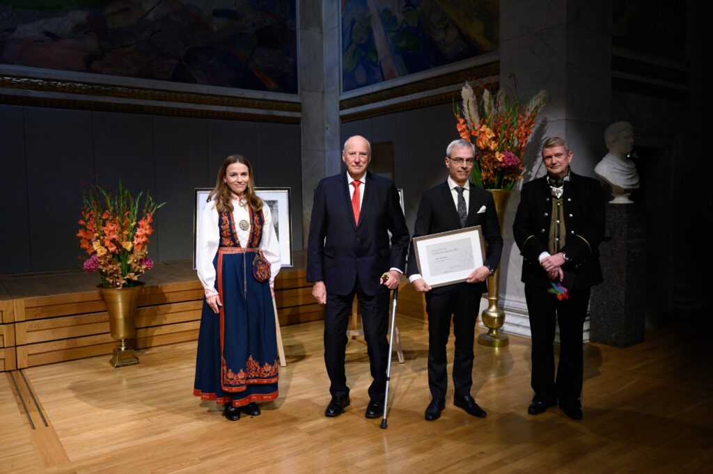 Bilde fra venstre: Ingrid Stenstadvold Ross, generalsekretær, H.M. Kongen, prisvinner Bjørn Tore Gjertsen og Styreleder Geir Riise .