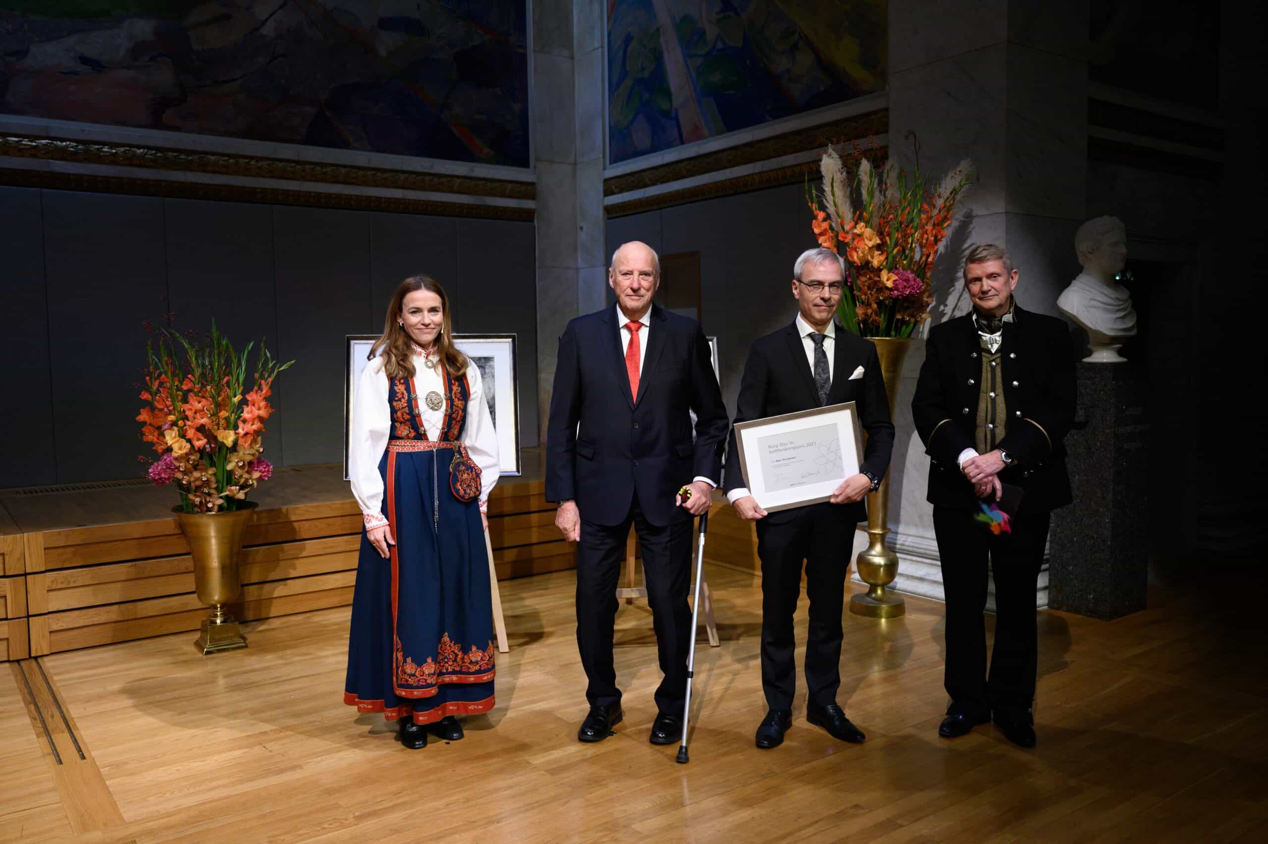 Bilde fra venstre: Ingrid Stenstadvold Ross, generalsekretær, H.M. Kongen, prisvinner Bjørn Tore Gjertsen og Styreleder Geir Riise .