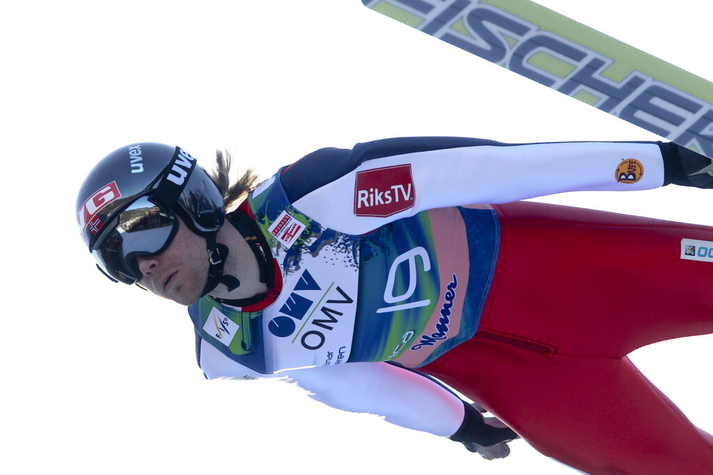Bjørn Einar Romøren i svevet under skiflygingsrenn i Planica før han ble syk