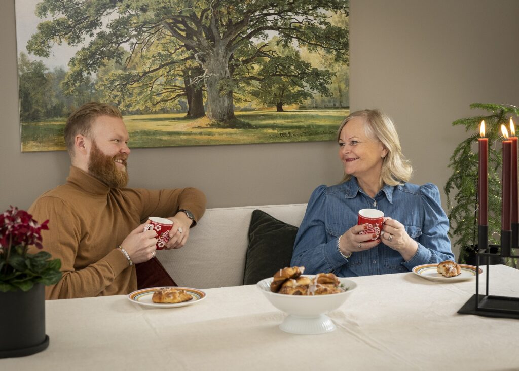 en mann og en kvinne sitter ved et bord med tallerkener med mat.