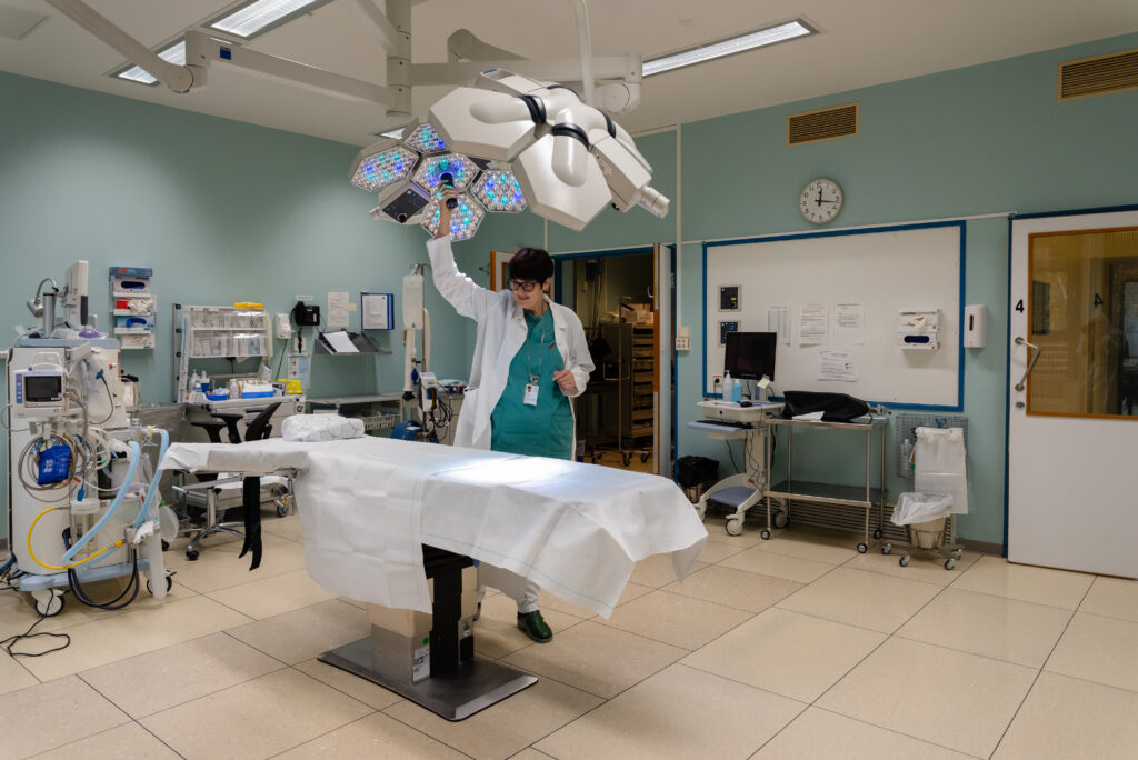 Bilde av operasjonssal, som kirurg Kjersti Flatmark viser frem.