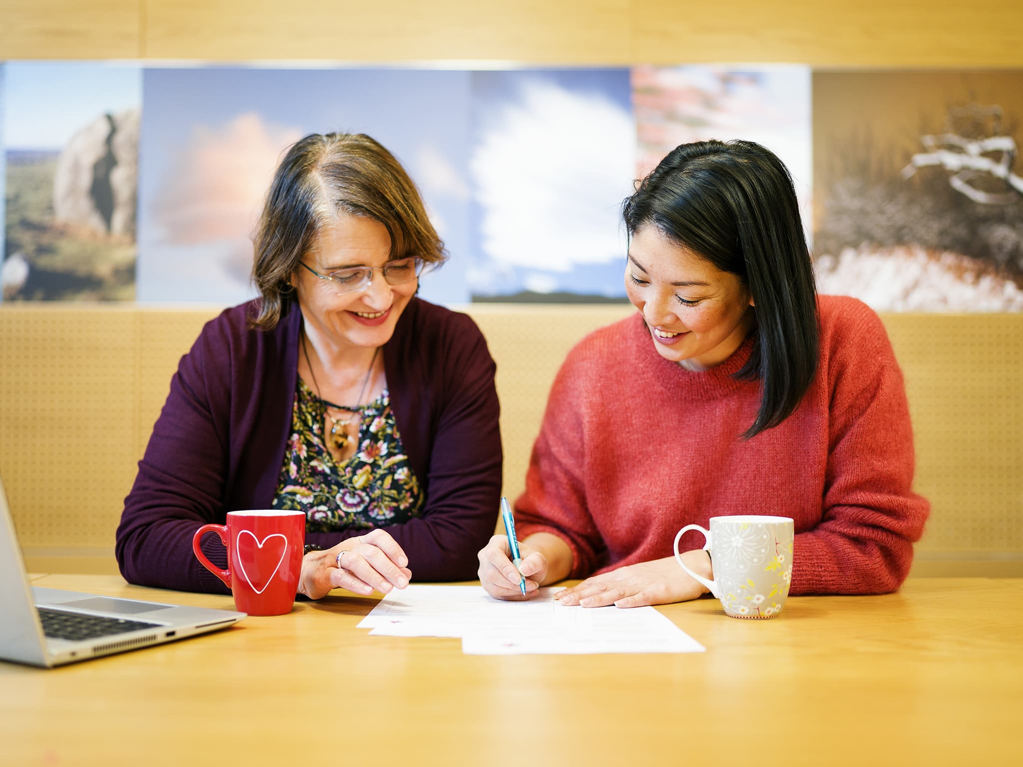 To kvinner ser på et dokument sammen.