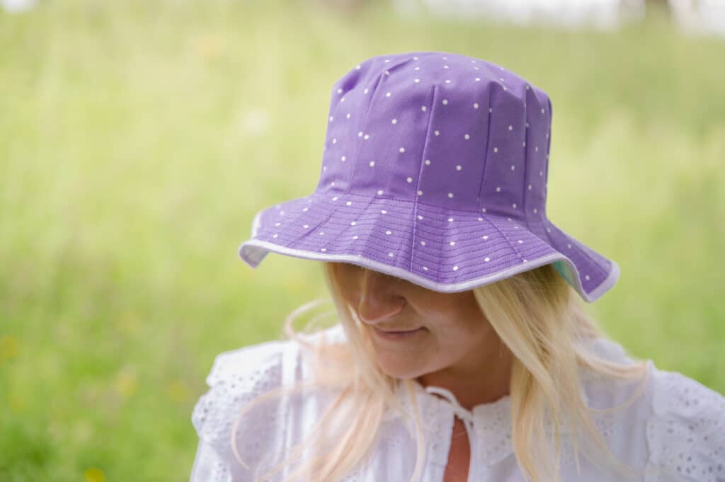 en kvinne i lilla hatt