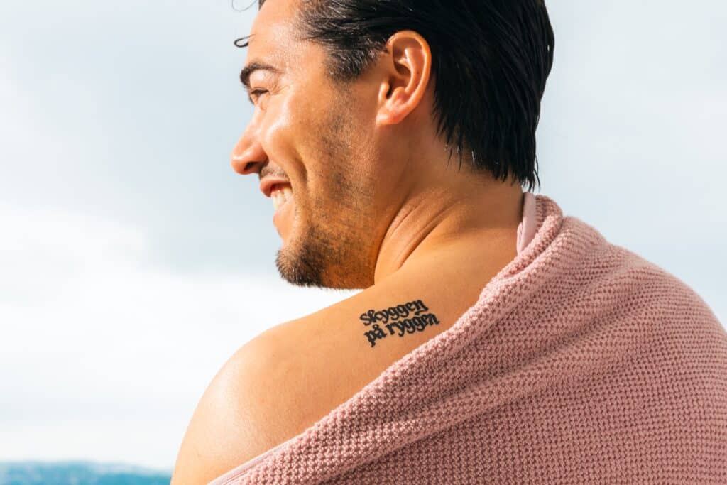 bilde av mann med sol tatovering