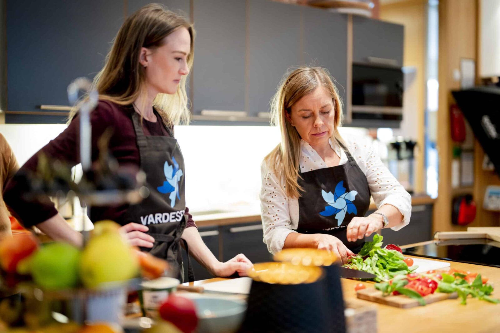 To kvinner tilbereder mat.