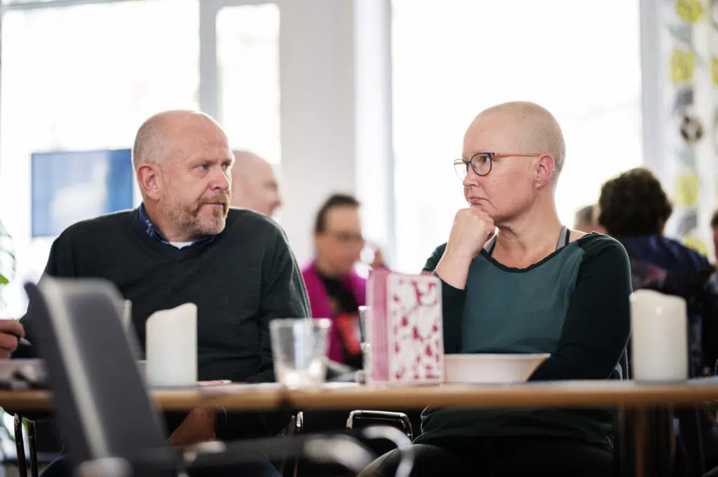 To personer i samtale under lunsj.