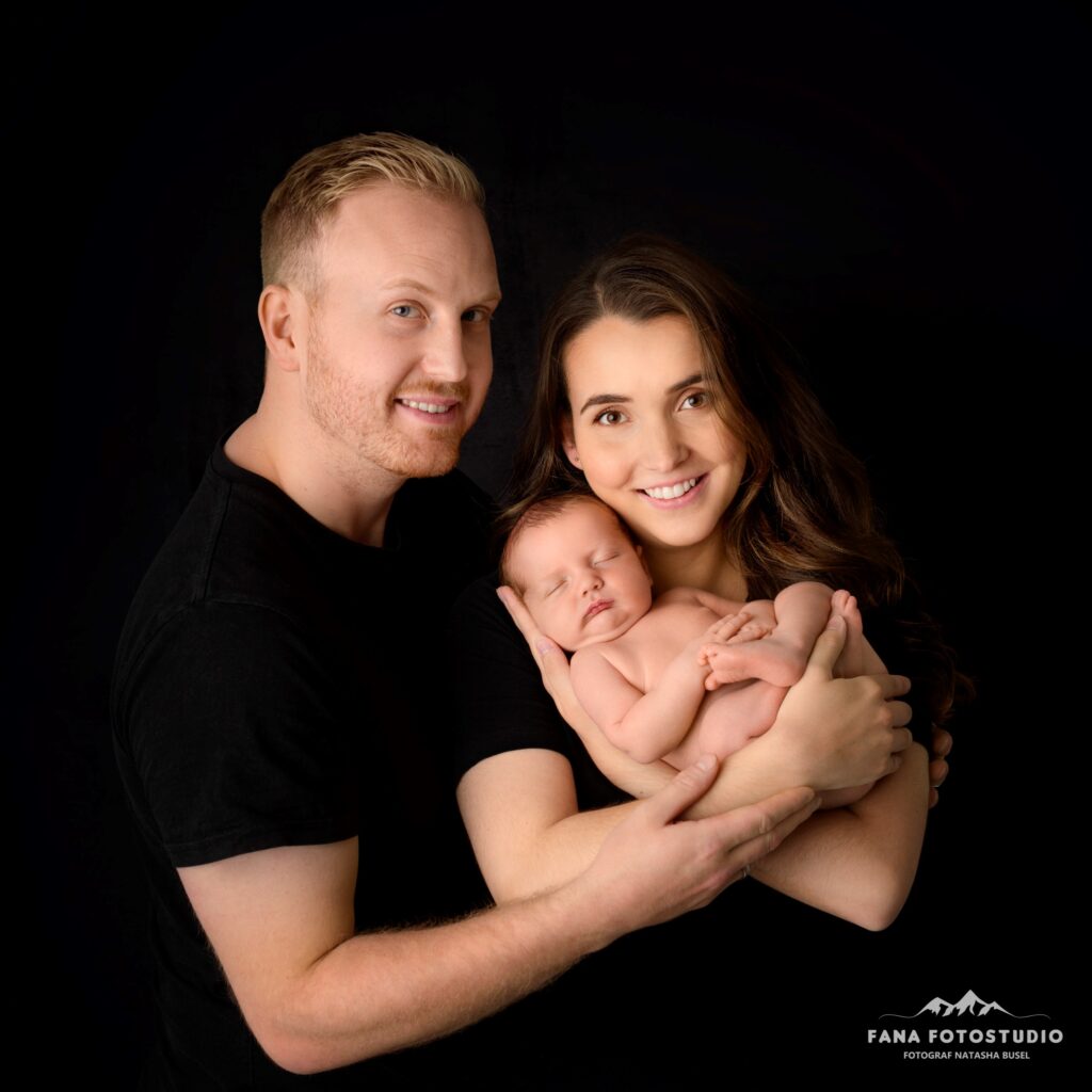 Familiefoto av mann, kvinne og en baby