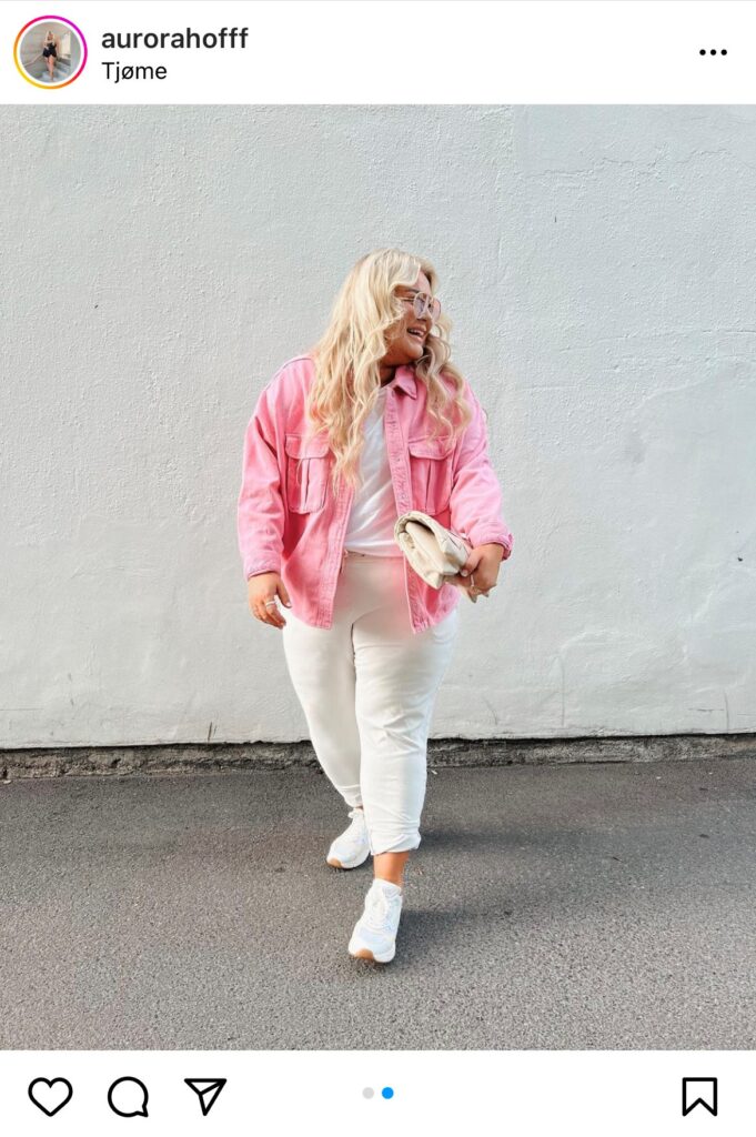 Aurora Hoff poserer i rosa jakke, hentet fra Instagram-kontoen hennes.