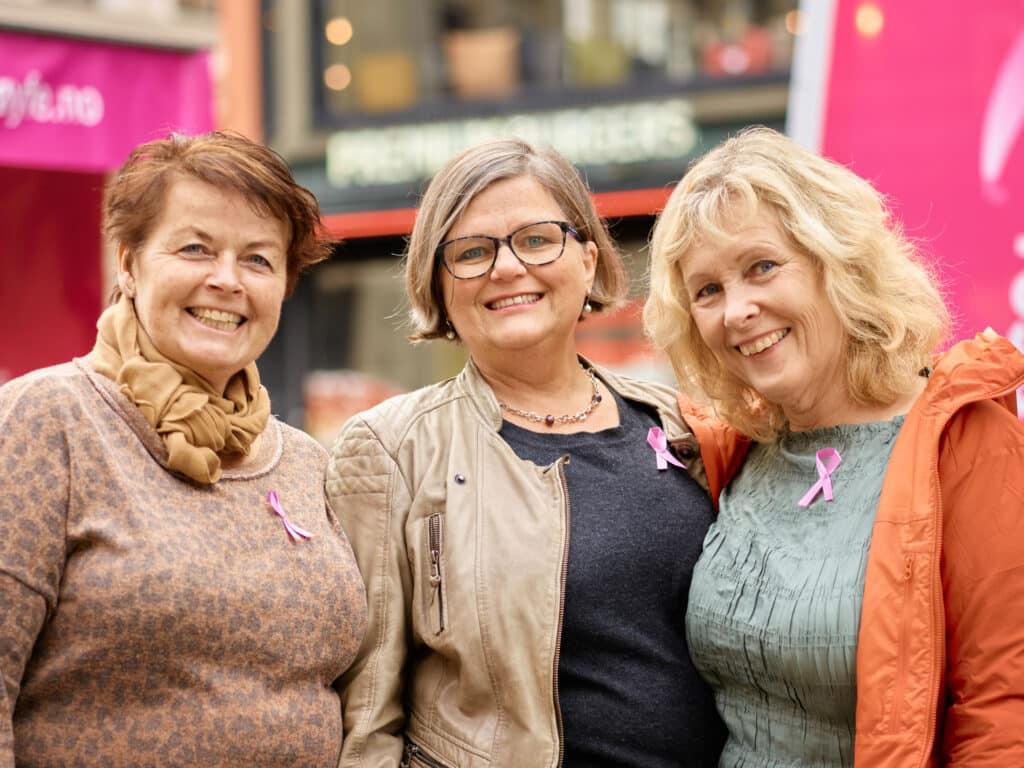 Tre smilende kvinner