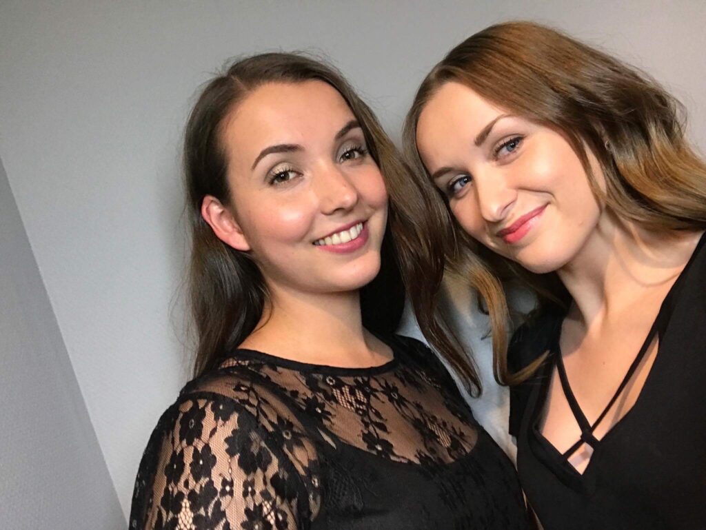 To pyntede kvinner tar en selfie, og smiler til kamera.