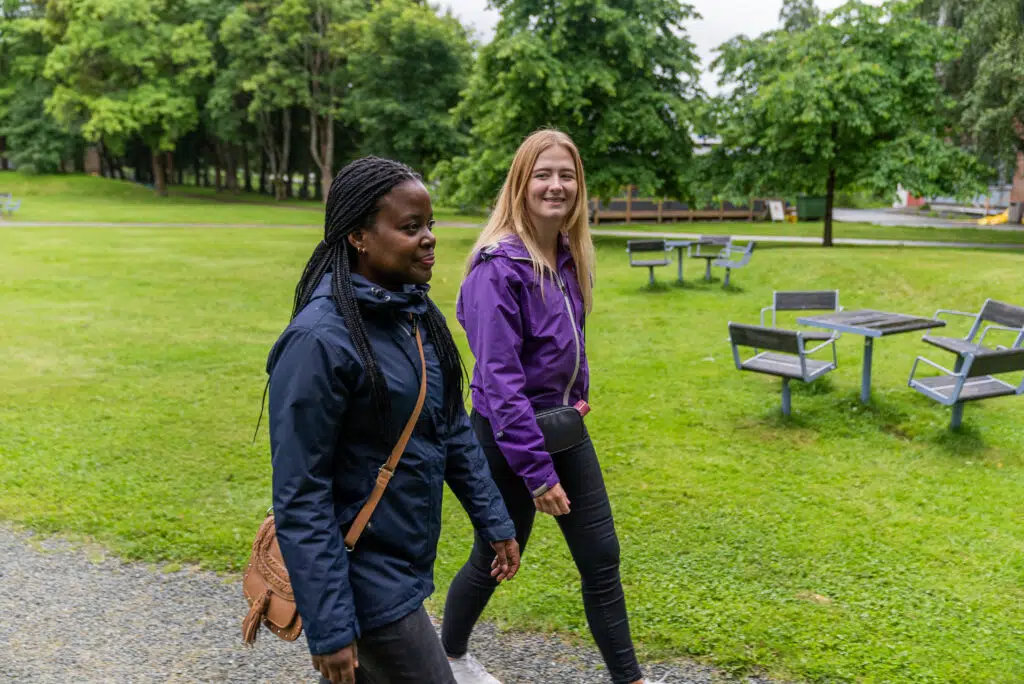 Olivia (t.v.) får hjelp av Vilja som er frivillig i Kreftforeningens veivisere.