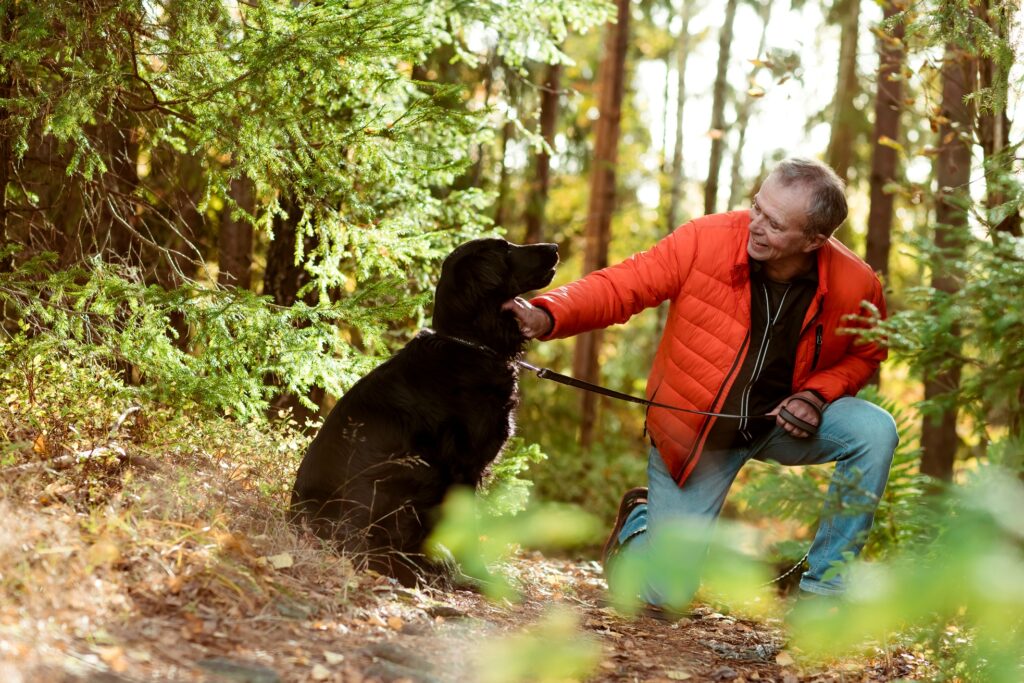 Mann på tur i skogen med sin beste venn, hunden Ella