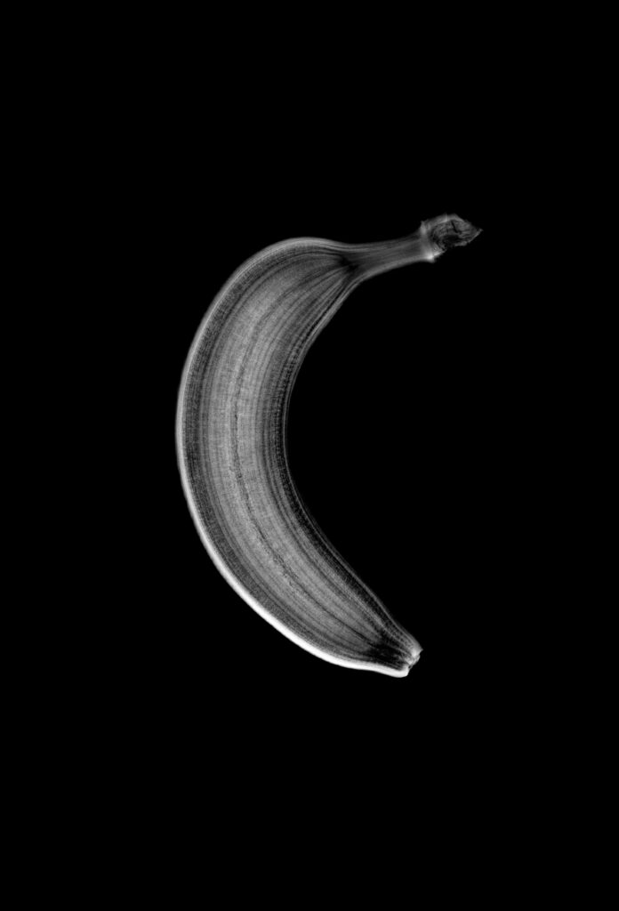 et svart-hvitt-bilde av en banan.
