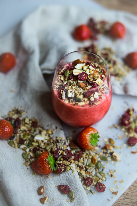 en smoothie med jordbær og granola på en serviett.