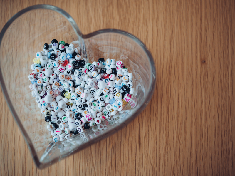 en hjerteformet beholder fylt med mange små perler.