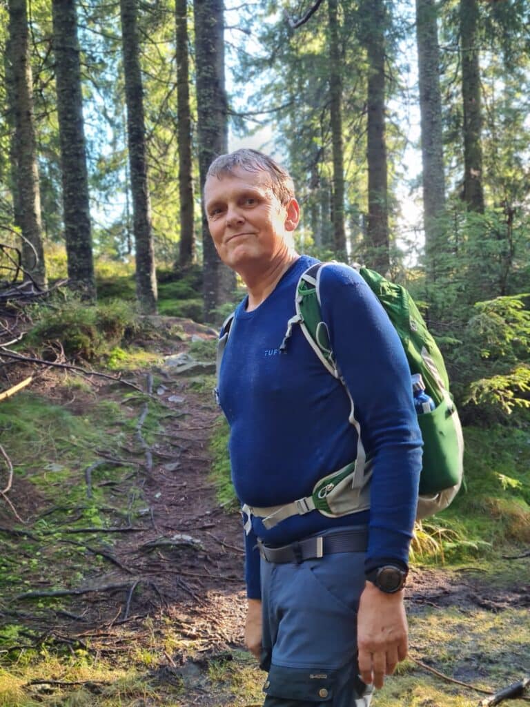 Kjetil Nerland på tur i skogen.