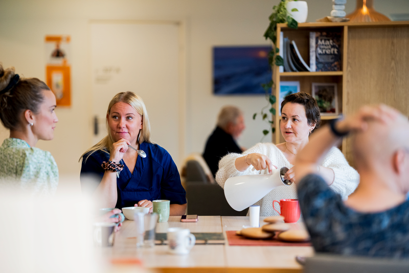 Mennesker sitter rundt et bord