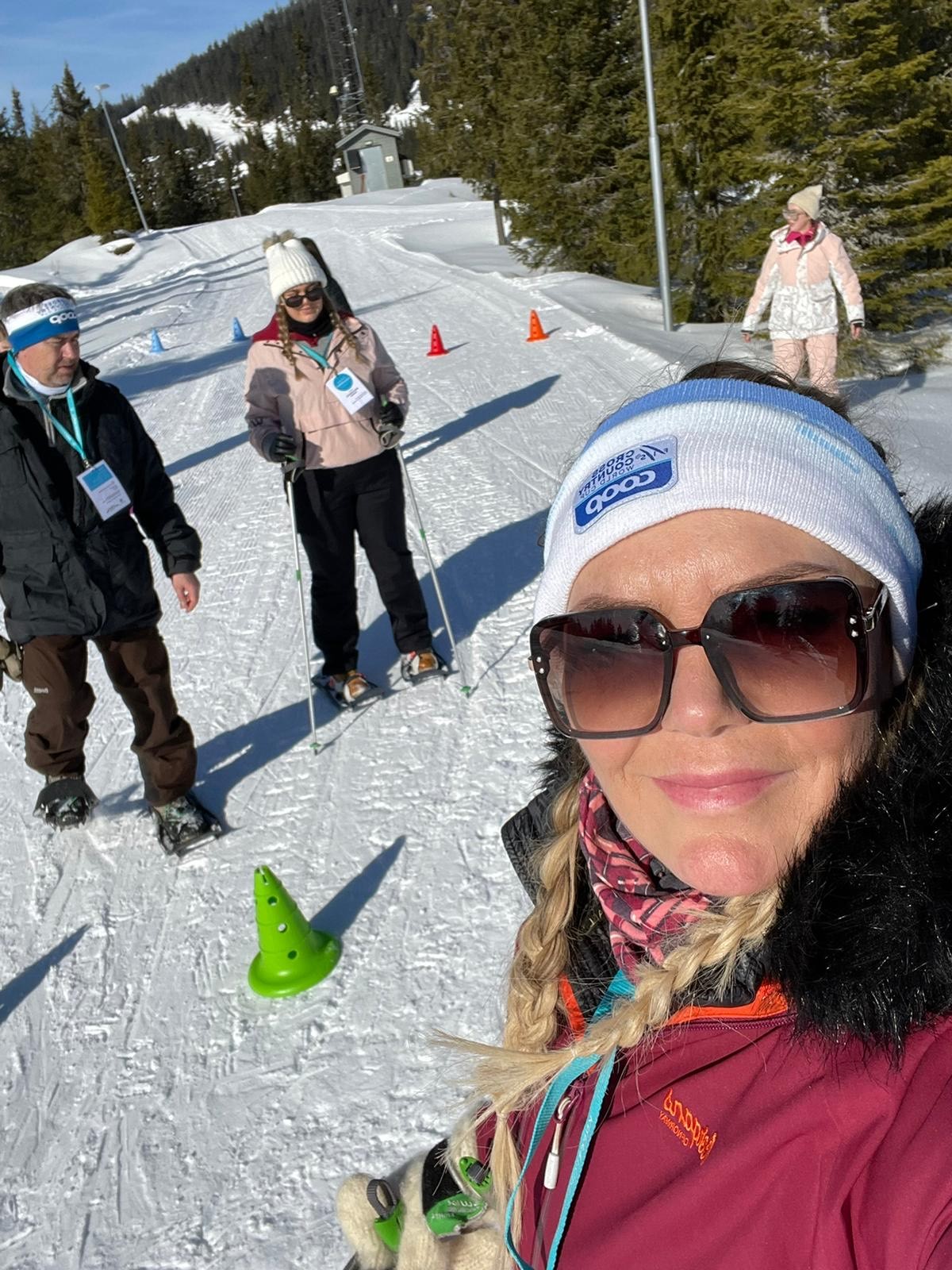 en gruppe mennesker som kjører på ski