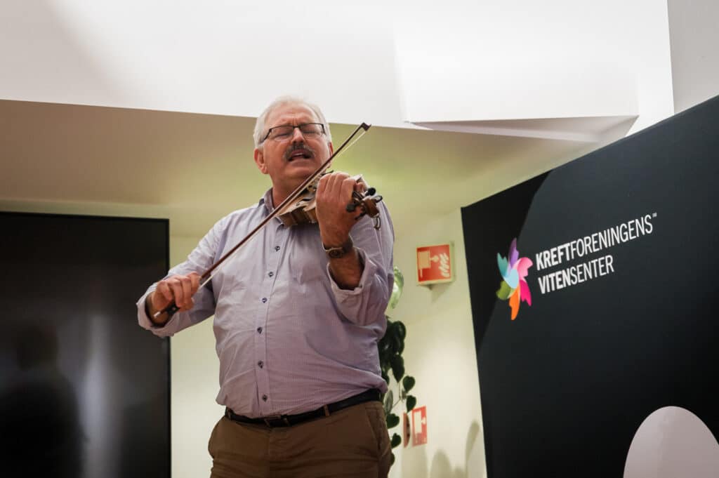 Oluf D Røe spiller fiolin