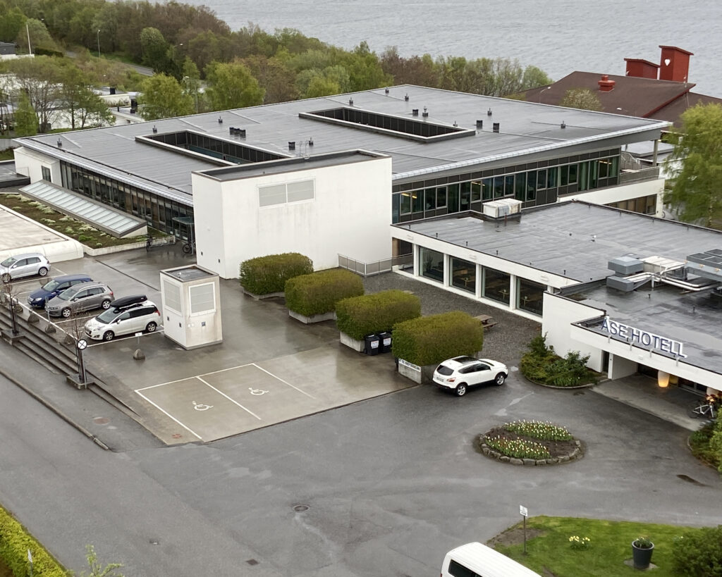 Et luftfoto av en bygning med parkeringsplass.