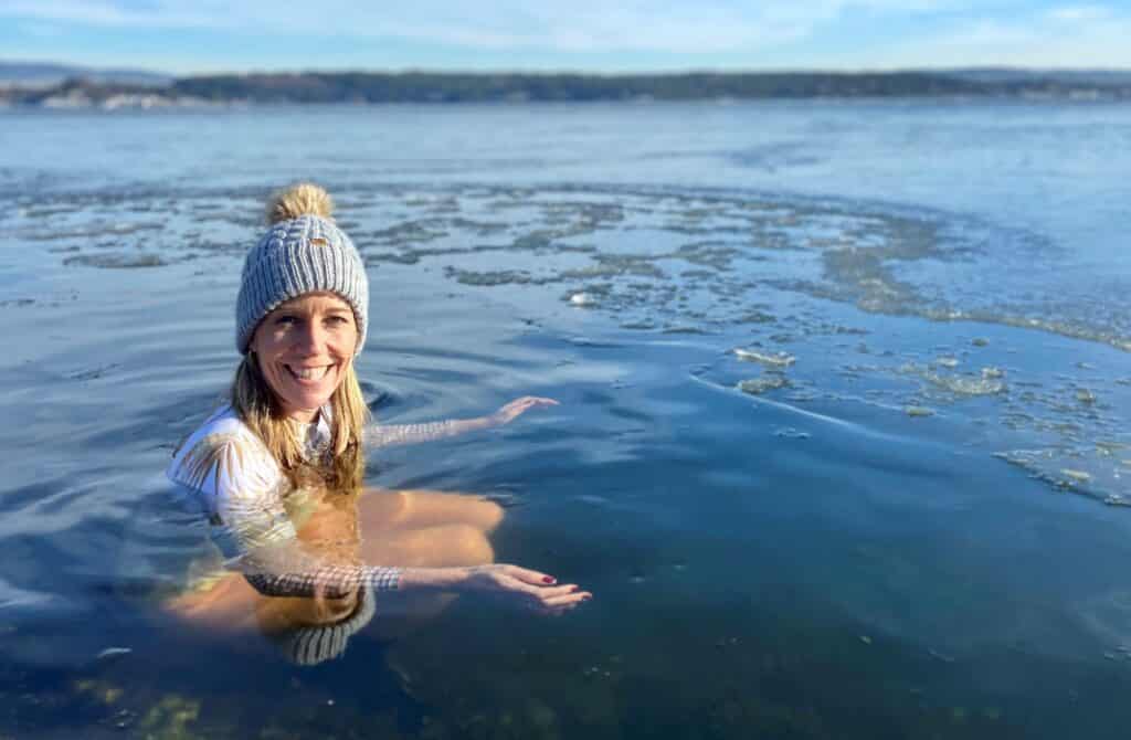 Nina Jensen bader i isvann