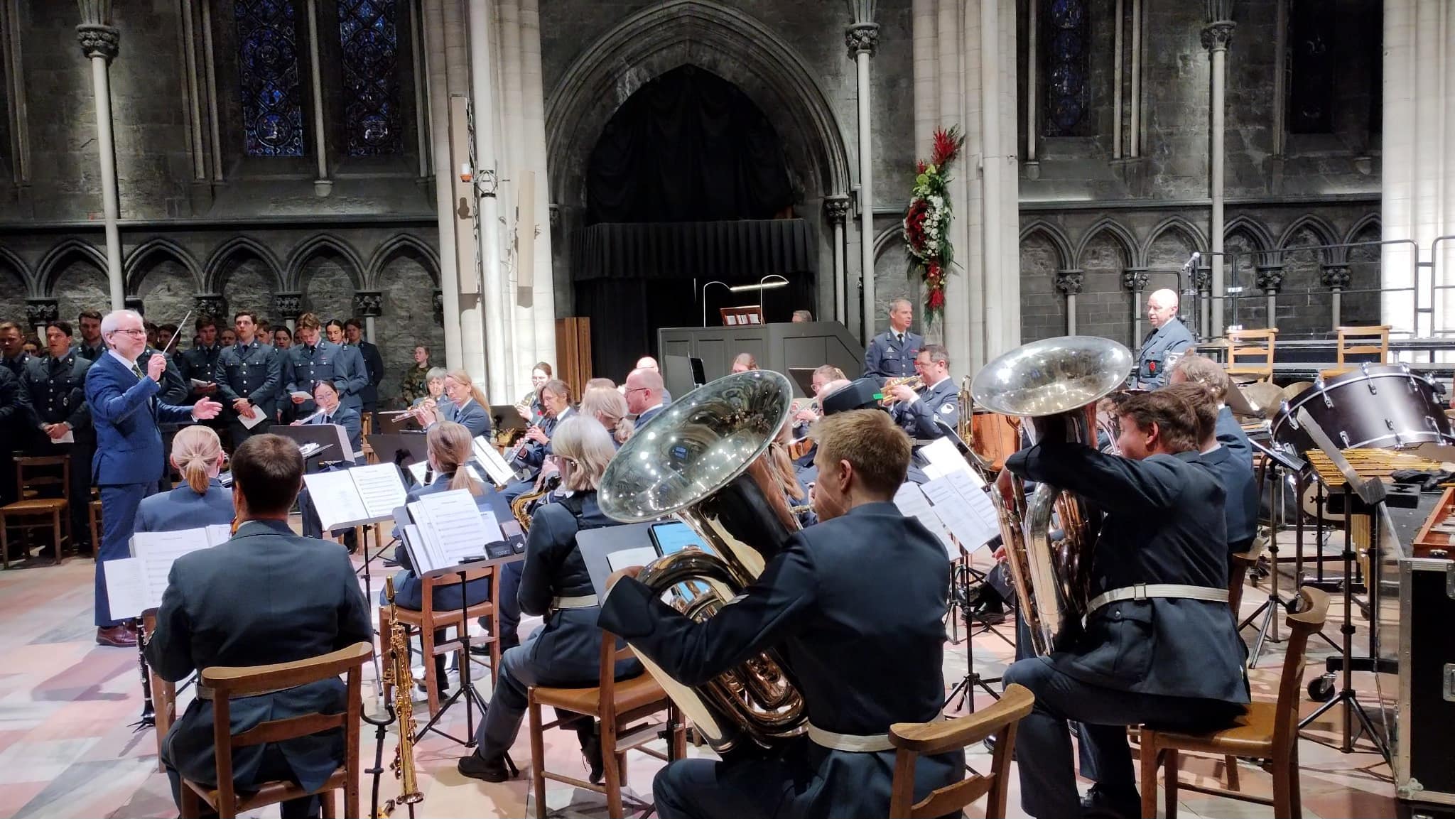 en gruppe mennesker som spiller instrumenter i en kirke.