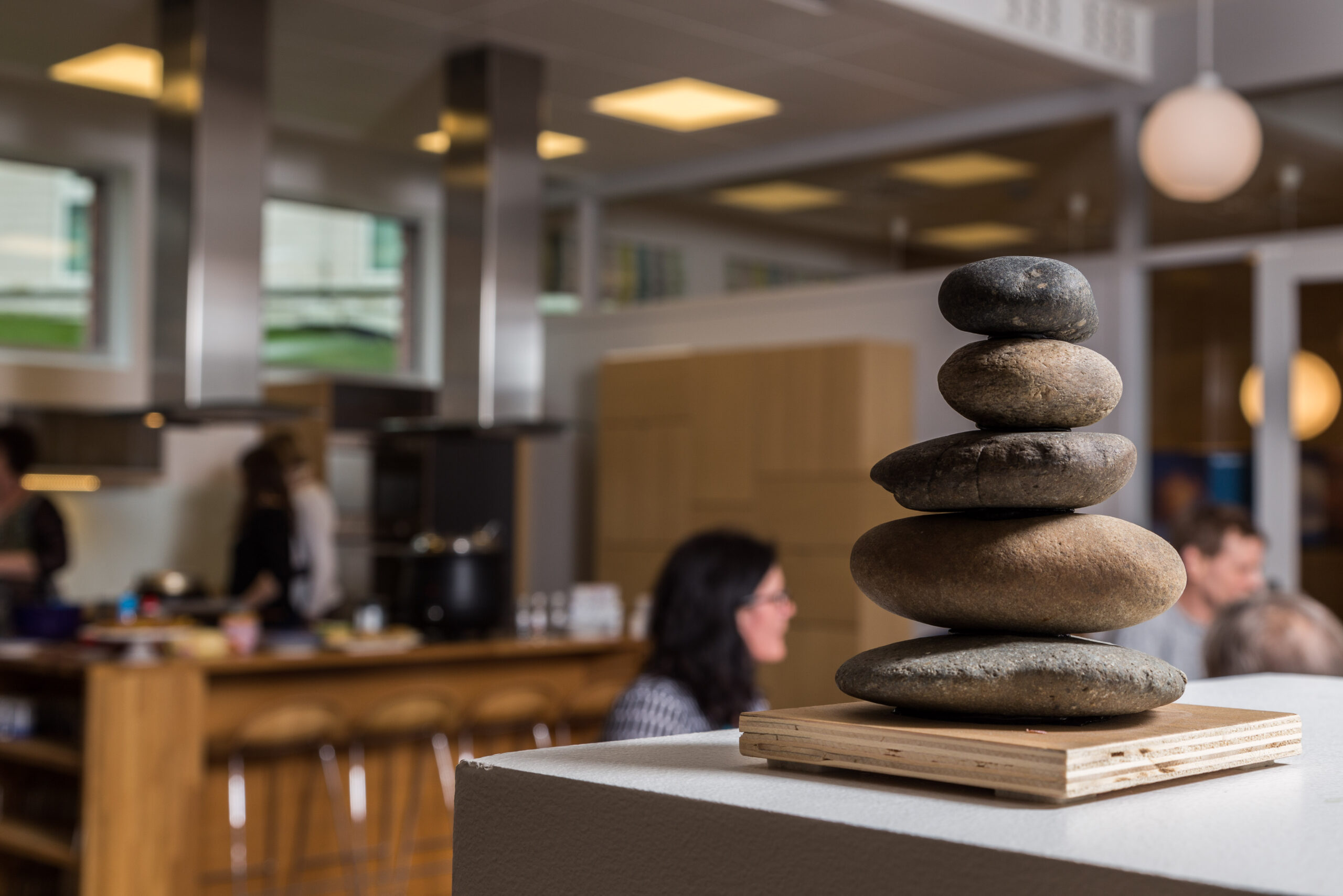 en stabel med steiner på et bord.