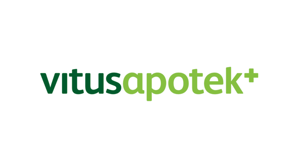 En grønn logo med ordene vitus apotek pluss.