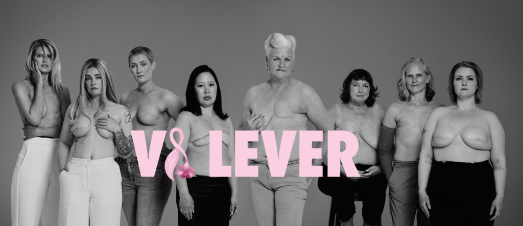 Et bilde av 8 kvinner som har gjennomgåttt brystkreft, på bildet står det Vi lever
