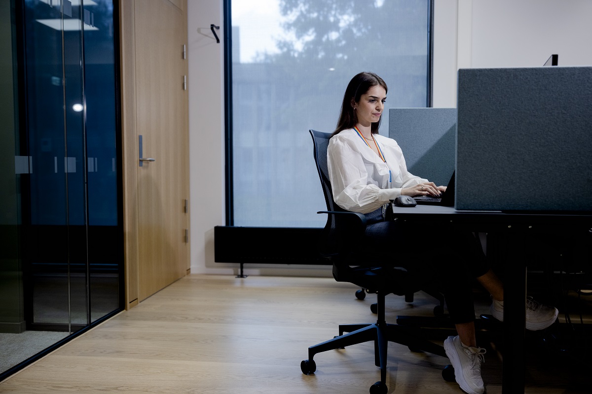 En kvinne som jobber ved et skrivebord på et kontor.