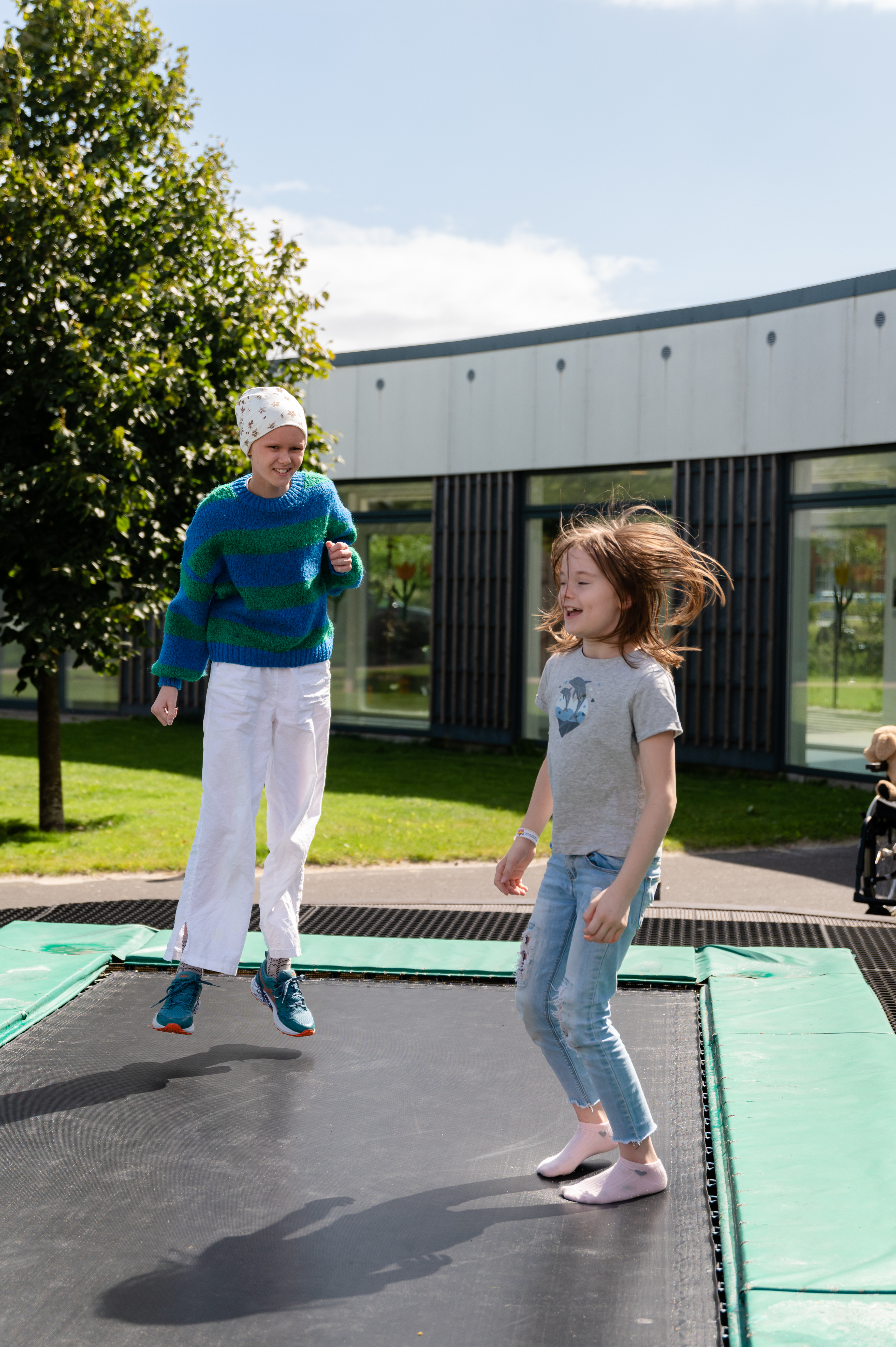 En ung jente som hopper på en trampoline.