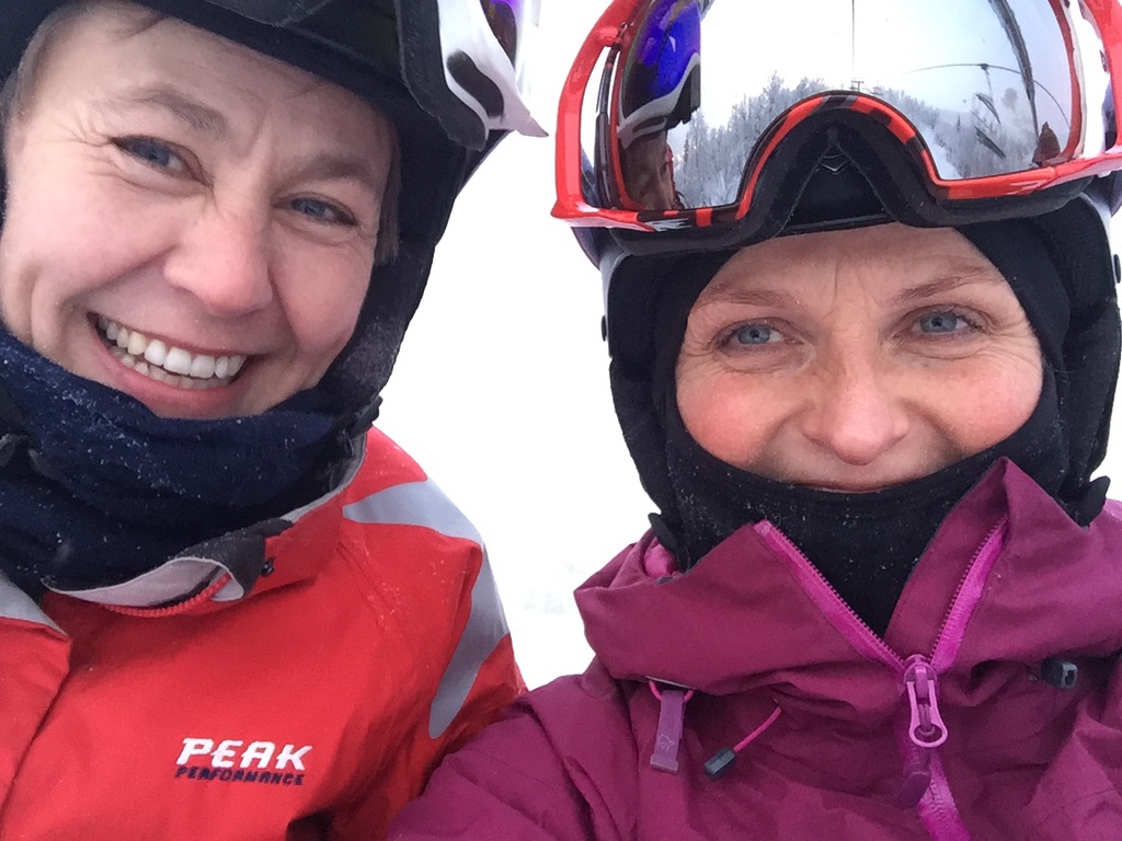 To kvinner i skiutstyr poserer for en selfie.