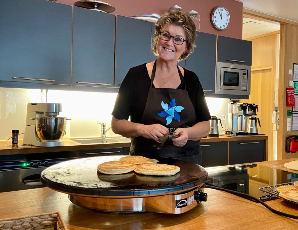 En kvinne baker på et kjøkken.