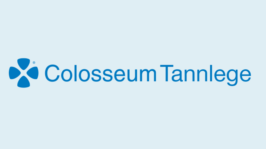 Colossium tanlage-logo på blå bakgrunn.