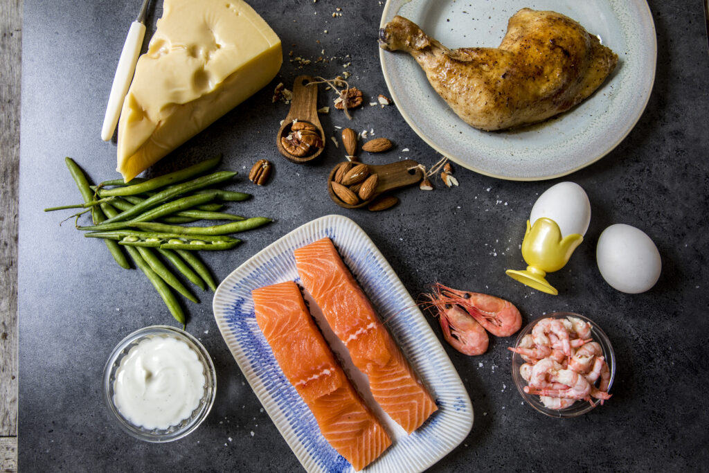 En tallerken med laks, egg, grønne bønner og asparges.